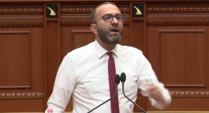S’ju rrezikojnë vezët e qytetarëve!” Bardhi në Kuvend: Ti Taulant ke frikë kostumin e shtrenjtë