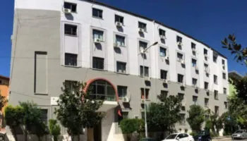 Skandali me 69 milionë lekët në Postën e Durrësit, gjykata lë në burg ish-drejtoreshën