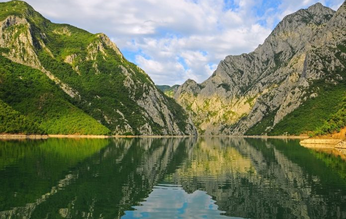 “Skyscanner” e rendit Shqipërinë mes perlave më të lira të turizmit