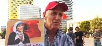 “S’largohemi pa ikur Rama”/ I moshuari në protestë: Neve nuk na dalin 130 mijë lekë pension, Ramës, Berishës e Metës…