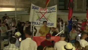 ‘Socialistë braktisni Ramën!’ Protestuesja thirrje banorëve të Fierit: Mos kini frikë nga Belinda dilni…