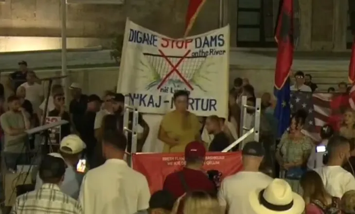 ‘Socialistë braktisni Ramën!’ Protestuesja thirrje banorëve të Fierit: Mos kini frikë nga Belinda dilni…
