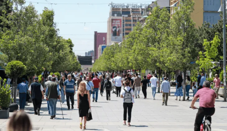 Sondazhi: Rritet pesimizmi, një në katër qytetarë do të largohet nga Kosova