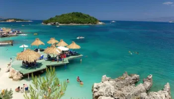 Sondazhi zbulon nga vijnë turistët e huaj në Shqipëri, cili shtet kryeson listën