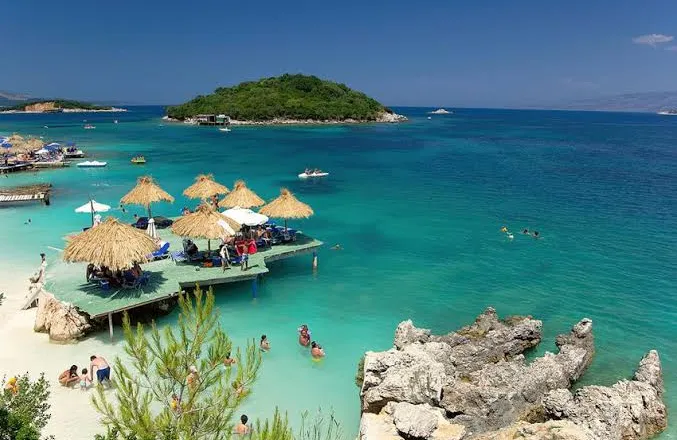 Sondazhi zbulon nga vijnë turistët e huaj në Shqipëri, cili shtet kryeson listën