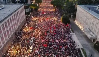 Sot dita e 49-të e revoltës në Tiranë, qytetarët në shesh kundër Ramës: Nuk ndalemi pa dhënë dorëheqjen