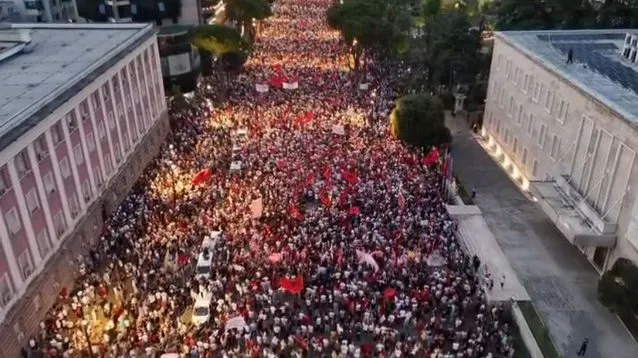 Sot dita e 49-të e revoltës në Tiranë, qytetarët në shesh kundër Ramës: Nuk ndalemi pa dhënë dorëheqjen