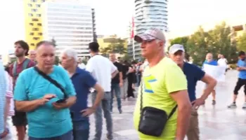 Sot dita e 58 e revoltës popullore, nis grumbullimi i qytetarëve në sheshin ‘Skënderbej’