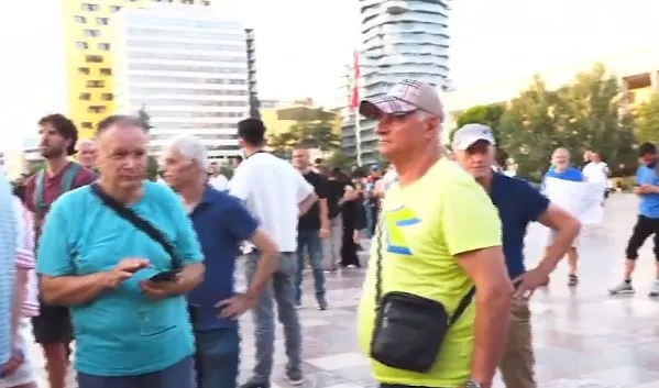 Sot dita e 58 e revoltës popullore, nis grumbullimi i qytetarëve në sheshin ‘Skënderbej’