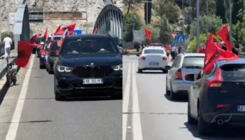 Sot protesta kombëtare, diaspora mbërrin në Shkodër/ Me këngë patriotike dhe flamuj, vijojnë rrugën drejt Tiranës