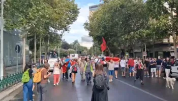 Sot protestë dhe seancë plenare, tubuesit marshojnë drejt Ministrisë së Brendshme