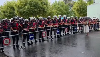 Sot seanca e fundit plenare, qytetarët mblidhen para Kuvendit, policia me masa të shtuara