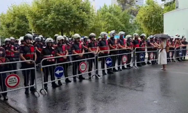 Sot seanca e fundit plenare, qytetarët mblidhen para Kuvendit, policia me masa të shtuara