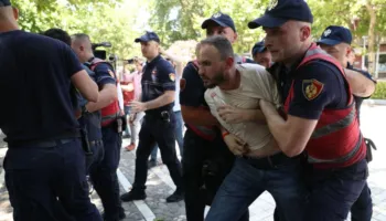 Spray lotsjellës dhe shkatërrim i makinave/ Çfarë ndodhi me deputetët pasi lanë godinën e Kuvendit