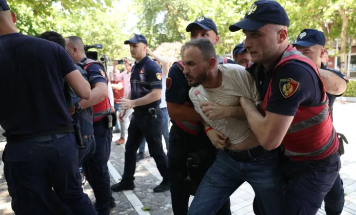Spray lotsjellës dhe shkatërrim i makinave/ Çfarë ndodhi me deputetët pasi lanë godinën e Kuvendit