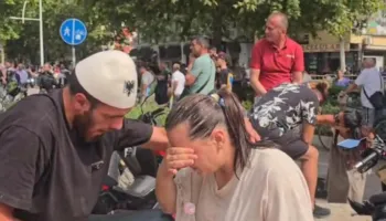 Spray me piper drejt protestuesve, preket edhe Luçiana Kokaj