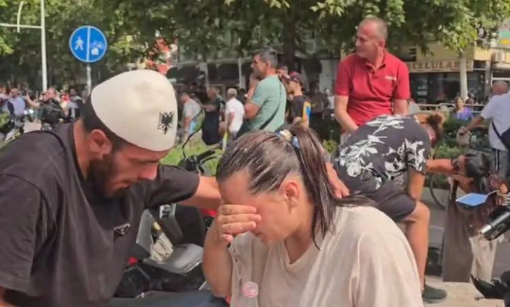 Spray me piper drejt protestuesve, preket edhe Luçiana Kokaj