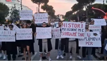 Studentët hedhin kapelet në shesh në shenjë proteste ndaj qeverisjes së Ramës