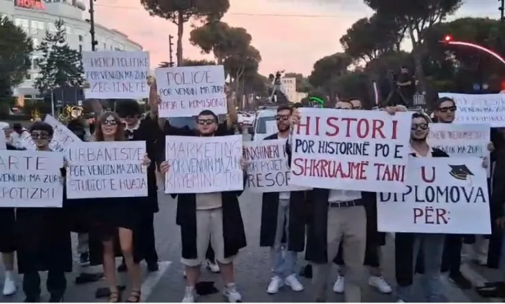 Studentët hedhin kapelet në shesh në shenjë proteste ndaj qeverisjes së Ramës