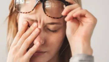 Studimi: Fërkimi i syve mund të çojë në probleme të përhershme të shikimit