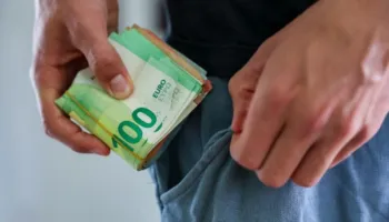 Studimi: Vështirësitë financiare afatgjata lidhen me funksion më të dobët njohës