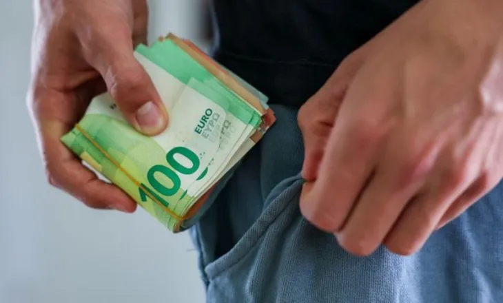 Studimi: Vështirësitë financiare afatgjata lidhen me funksion më të dobët njohës