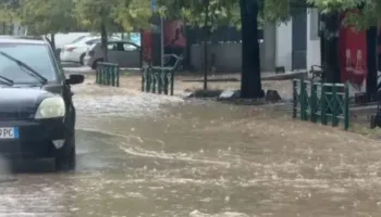 Stuhi dhe rrëshqitje dherash, vështirësohet qarkullimi i mjeteve në disa akse