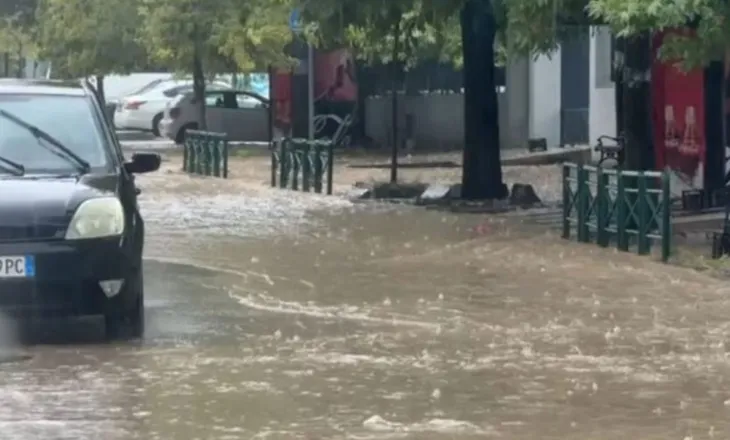 Stuhi dhe rrëshqitje dherash, vështirësohet qarkullimi i mjeteve në disa akse