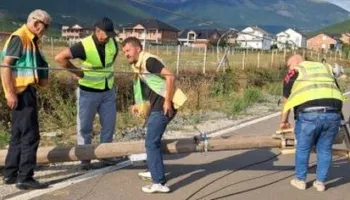 Stuhi me erëra të forta në Kukës, rrëzohen shtyllat elektrike, disa zona mbeten pa energji elektrike
