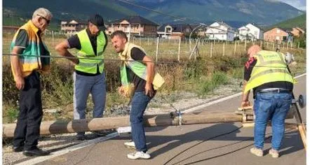 Stuhi me erëra të forta në Kukës, rrëzohen shtyllat elektrike, disa zona mbeten pa energji elektrike