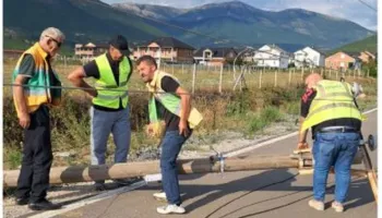 Stuhi me erëra të forta në Kukës, rrëzohen shtyllat elektrike, pa energji disa zona