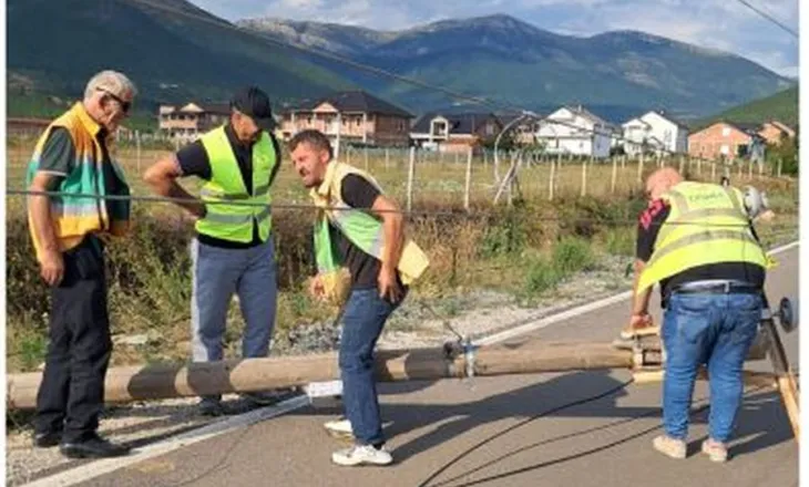 Stuhi me erëra të forta në Kukës, rrëzohen shtyllat elektrike, pa energji disa zona