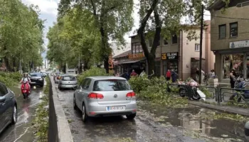 Stuhi të fuqishme në Shkup dhe Suharekë, pemë të rrëzuara dhe dëme të shumta materiale (VIDEO)