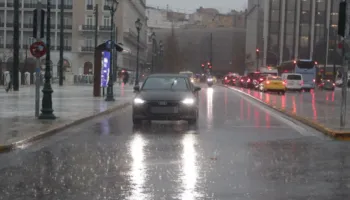 Stuhia e fuqishme godet Greqinë/ Athina përfshihet nga reshjet dhe rrufetë, mbi 100 mijë shkarkime elektrike