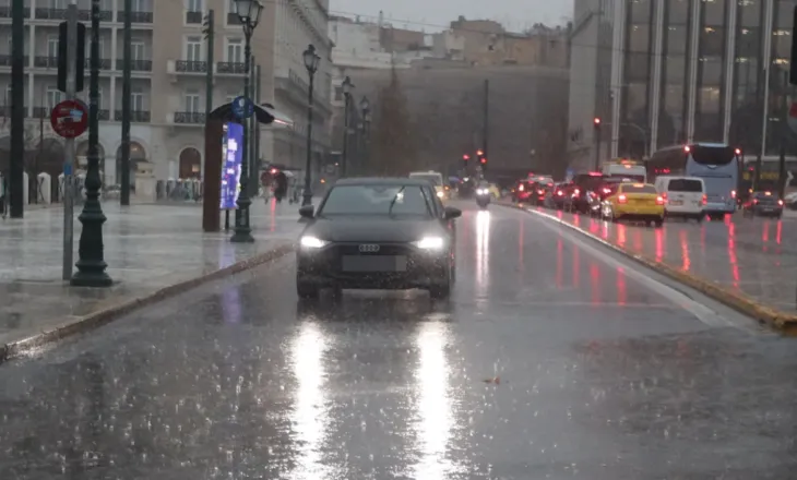 Stuhia e fuqishme godet Greqinë/ Athina përfshihet nga reshjet dhe rrufetë, mbi 100 mijë shkarkime elektrike