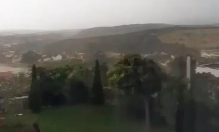 Stuhia e fuqishme prek edhe Vraniqin e Suharekës, erërat e forta shkaktojnë dëme të mëdha