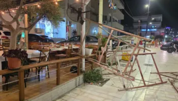Stuhia godet Sarandën!  Tre persona të plagosur nga thyerja e xhamave, pema e rrëzuar dëmton mjetet
