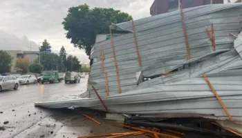 Stuhia në Kosovë vret një person, disa të lënduar dhe dëme të mëdha nga moti i keq dhe tornadot në disa komuna