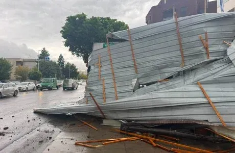 Stuhia në Kosovë vret një person, disa të lënduar dhe dëme të mëdha nga moti i keq dhe tornadot në disa komuna