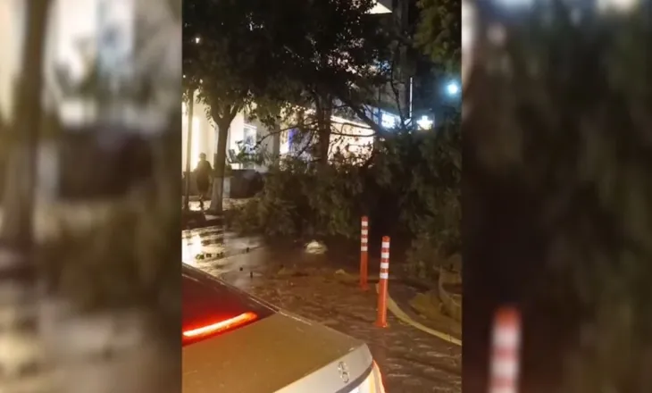 Stuhia prek Sarandën gjatë natës, tre persona të plagosur nga thyerja e xhamave, pema e rrëzuar dëmton automjetet