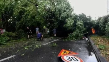 Stuhitë godasin Ballkanin, miliona euro dëme në bujqësi, mbi 100 automjete të dëmtuara në Shkup