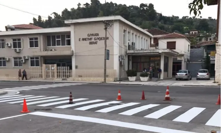 Subjekte tregtare pa licencë/ Prokuroria e Beratit kërkon masa sigurie për 11 persona, sekuestrohen miliona