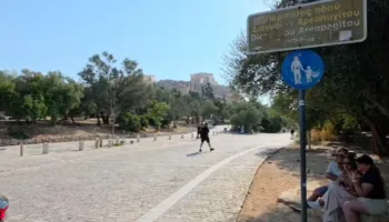 Sulm me thikë në zonën e Akropolit në Athinë, plagosen dy turistë