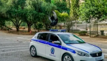 Sulm me thikë pranë Akropolit në Athinë, plagosen dy turistë, arrestohet autori