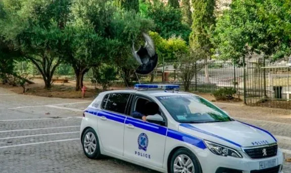 Sulm me thikë pranë Akropolit në Athinë, plagosen dy turistë, arrestohet autori