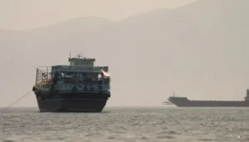 Sulmet SHBA-Iran ‘frenojnë’ trafikun në Hormuz, rritet presioni mbi tregjet e energjisë