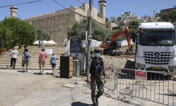 Sulmohen gazetarët në Bregun Perëndimor, arrestohen 4 persona