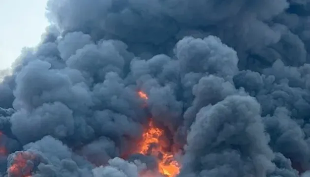 Sulmohet me dron një rafineri nafte në Siberi, ndërhyjnë ekipet e emergjencës