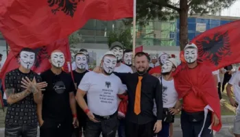 Sulmuan Komisariatin Nr.3 dhe u përleshën me Policinë, 1 në pranga dhe 4 në kërkim
