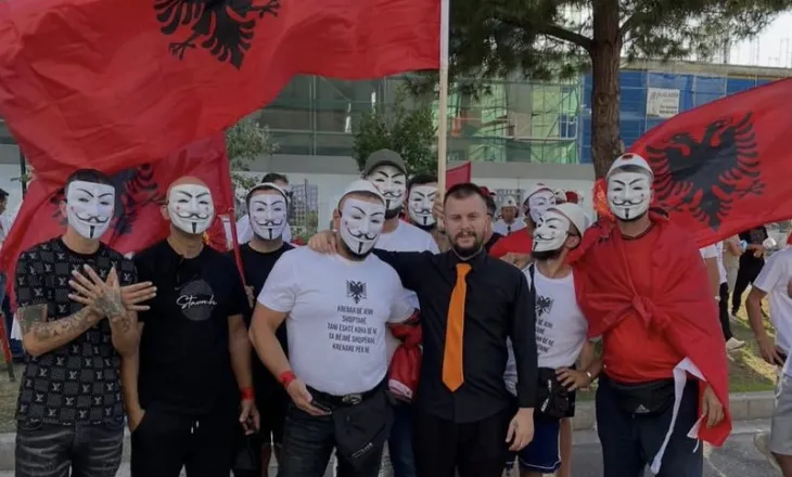 Sulmuan Komisariatin Nr.3 dhe u përleshën me Policinë, 1 në pranga dhe 4 në kërkim